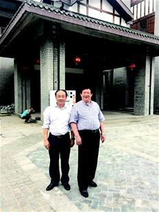 当我和蔡宏柱先生漫步在"龙泉铺"古镇的石板街上,我的内心充满了宁静