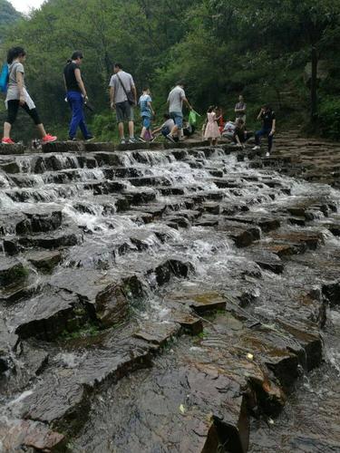 一路上有很多石砌水坝形成的瀑布