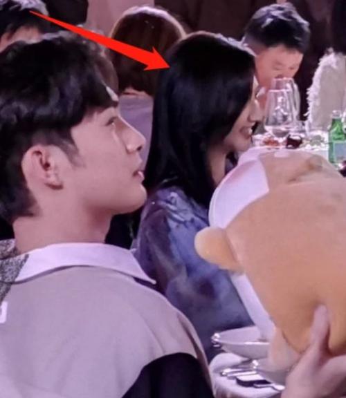 张彬彬景甜开始解绑?两人庆功宴上行为惹争议,疑似开始避嫌