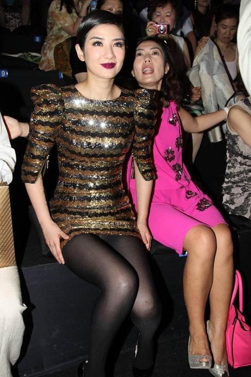 黄奕穿紧身裙配黑丝袜,坐下的之后更显腿长,就是裙子