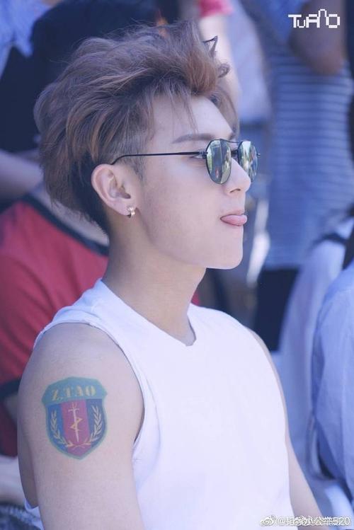 黄子韬的纹身是他参加真正男子汉后,对雷神突击队感情太