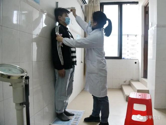 图为应征青年测量身高