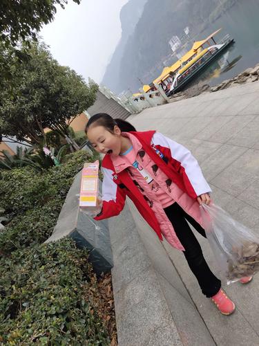 这个小女孩看到这么大垃圾好惊讶的表情,呼吁大家多爱护环境!