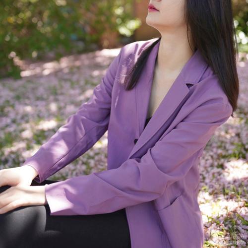 落樱下拍照超爱的紫色西装