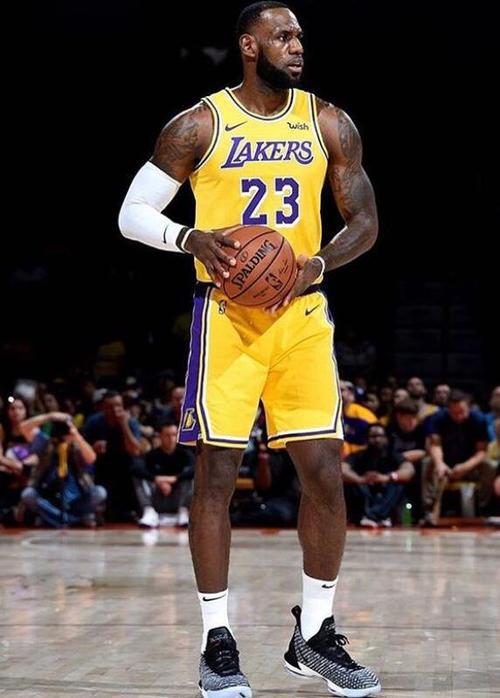 詹姆斯穿23号球衣穿23号球衣的原因