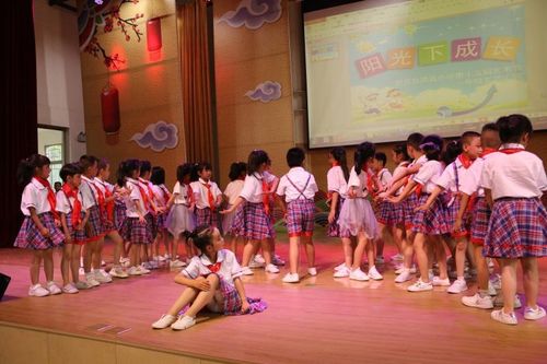 "阳光下成长"宜良县清远小学第十五届艺术节一年级专场