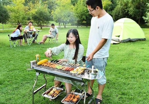 环保的不锈钢材质烧烤架,结构坚固,适合多人聚餐或者野外聚餐等活动