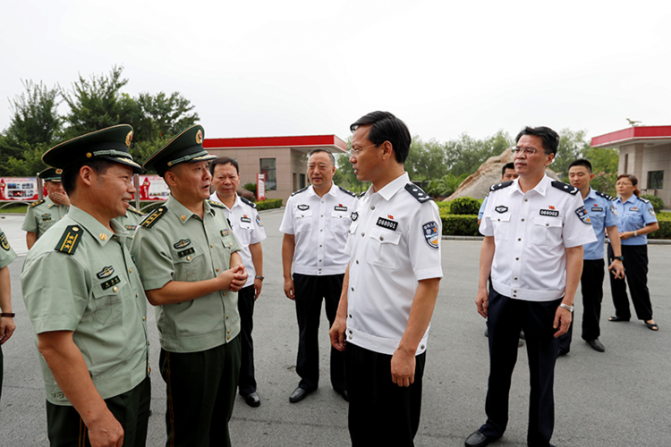 襄阳市委常委,公安局长杨彪八一前夕看望慰问支队官兵