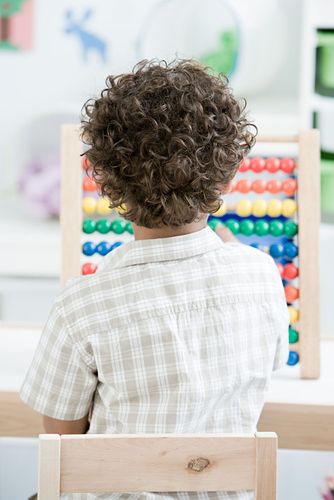 可爱的卷发男孩背面高清大图图片