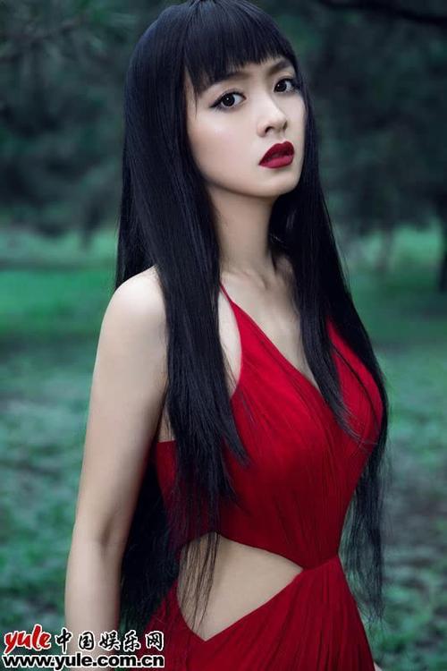 余心恬《七月半》写真大片 演绎邪魅精灵妖冶绝美