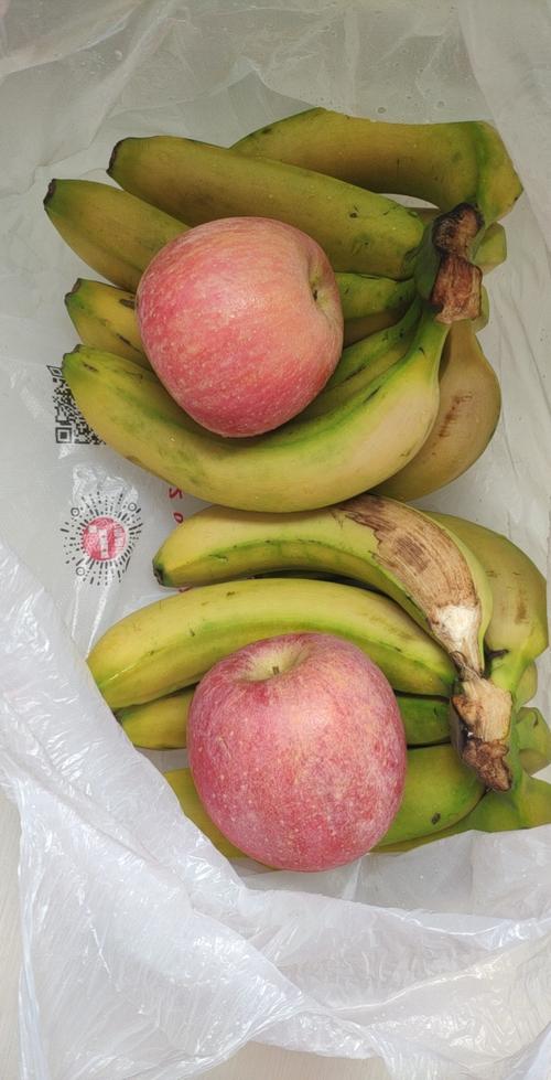 家里的香蕉不熟放了两个苹果准备把它催熟一下