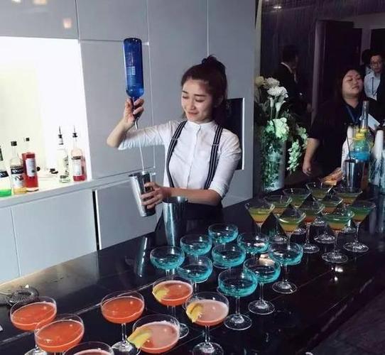 杰客专访:黑夜里释放光芒的美女调酒师——典典