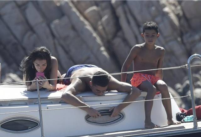 c罗与女友海边游玩,赤膊趴甲板上玩手机获乔治娜骑身按摩!