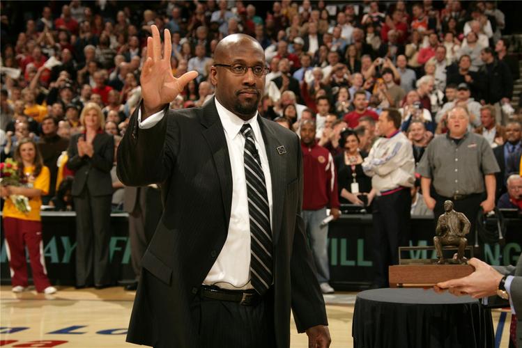 19/32 2008-09赛季最佳教练:迈克-布朗(骑士).