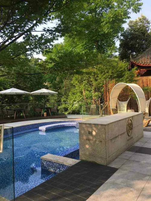 步行约15分钟; -至灵秀温泉1公里,步行约15分钟; -距离峨眉山旅游风景