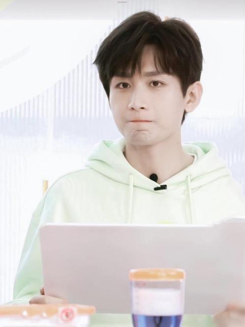 帅气又可爱的成毅现身直播间,为汰渍过25岁生日