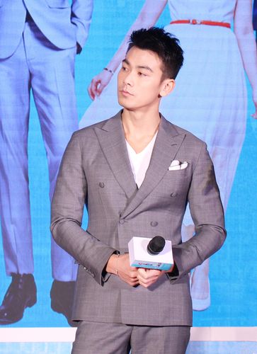 《戴流苏耳环的少女》男主戴向宇展迷人微笑