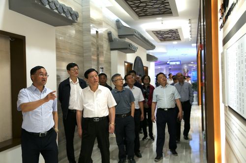 四川省泸州市人大常委会曹建国一行参观曲靖市规划展览馆