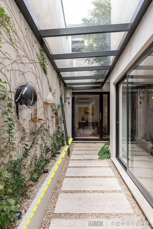 长走廊一侧挤出20cm宽,打造"窄条型"花园,一步一景太美了
