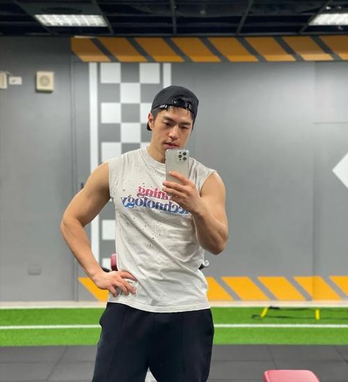 健身男模颜值肌肉引发舔屏,奶狗脸狼狗身材,网友:馋了