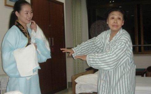 老师在病房中为我排戏在决赛前夕,尹小芳老师因身体不好住院,决赛的