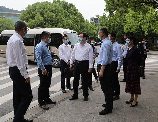 学校新闻 正文 市委教育工委书记,市教委主任黄政,南岸区委书记颜伟