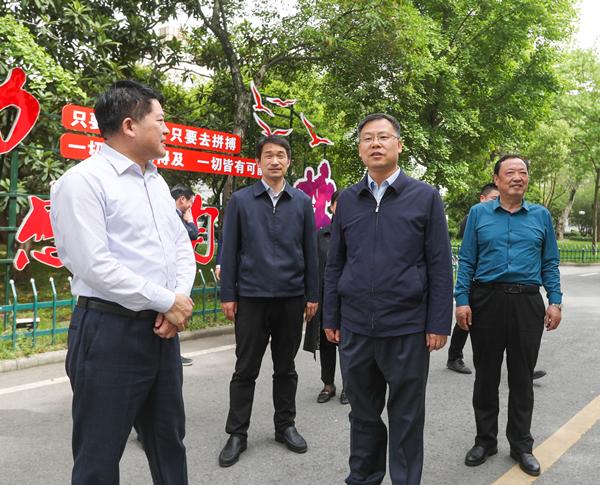 杨云峰调研教育工作