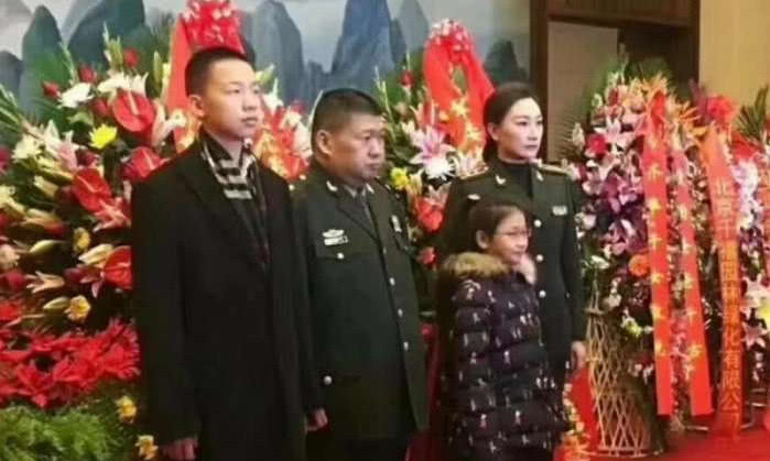 毛东东和爷爷罕见合照,15岁身高就已超一米八,和曾祖父神似!