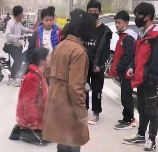 妈妈当街向儿子下跪磕头,求儿子回去上学,儿子对此却无动于衷