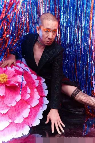 大家都想到的是音乐歌手在舞台上嘶吼的模样,但现在是不是感觉梁龙有