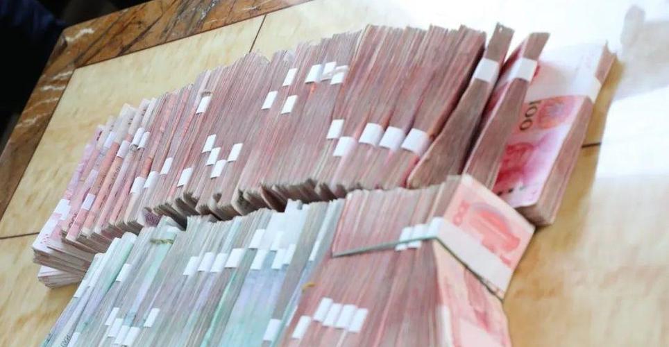 楚雄一男子拿着50万现金到法院归还执行款