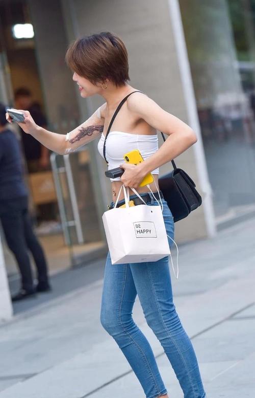 小姐姐一直当街玩自拍,手臂上的肌肉非常好看,尤其是肩膀附近,线条