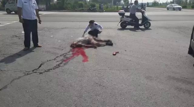 又是大货车,头都被压扁了.