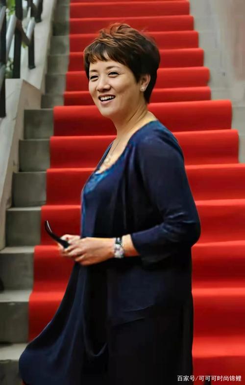 原创63岁邓婕老而优雅,穿宽松衫搭打底裤走红毯,素颜状态差点没认出