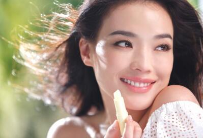 "   舒淇拍摄全新曼秀雷敦lip pure平面广告,拿着润唇膏转换不同表情