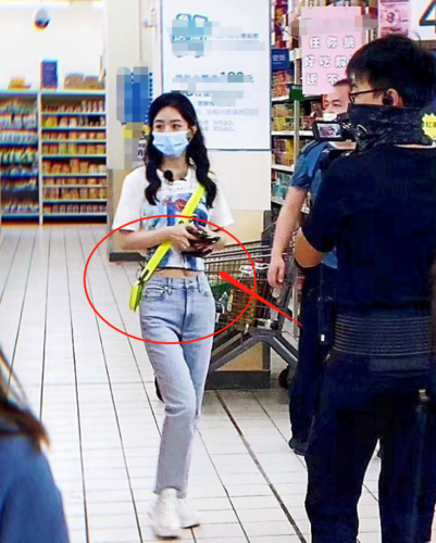 《中餐厅》又出新路透,赵丽颖穿牛仔裤,这腰哪像生过孩子?