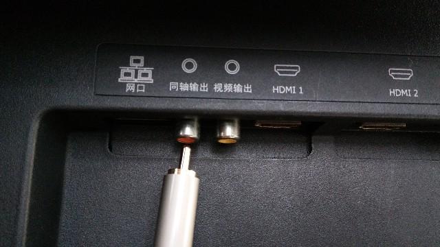 3,连接2rca音频线一头到转换器红白音频输出接口,再连接2rca音频线一