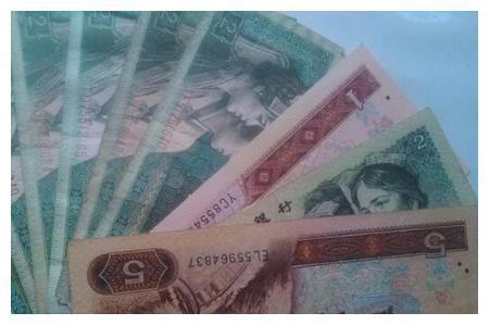 奶奶为孙子买房从柜子中拿出钱后所有人眼睛都发光了