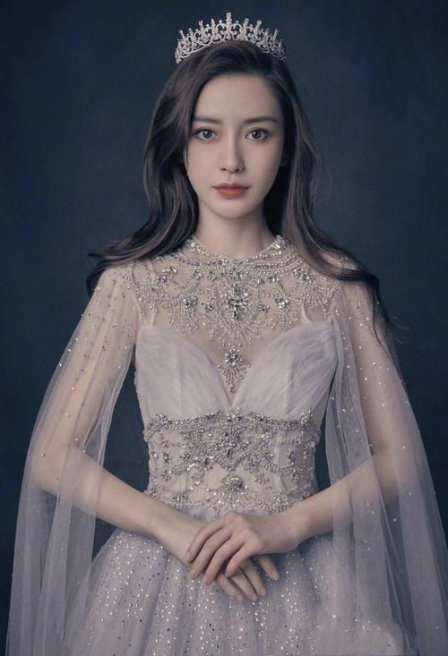 31岁的杨颖不惧年龄,头戴皇冠配上披肩亮片纱裙,梦幻又仙气