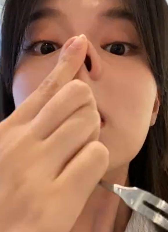 知名女星乔欣回应整容传闻!大胆用手戳眼角,揉搓成猪鼻子不怕疼