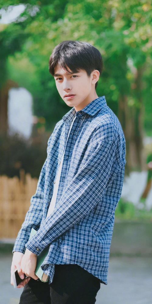 半熟男孩宋威龙,白t衬衣阳光帅气