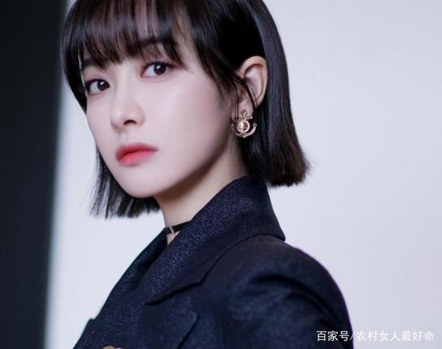 韩国偶像女团宋茜,短发造型,御姐范十足