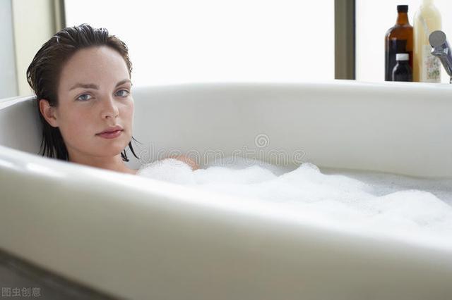 女人洗澡时,为什么喜欢站着排尿?别好奇,或带来这2个健康问题