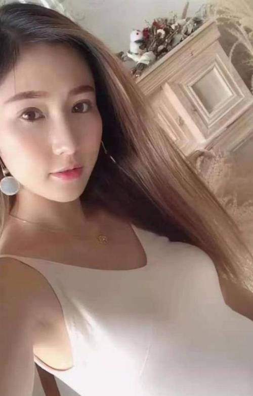 英皇集团继承人的网红女友晒孕照手脚纤细19岁时曾嫁大10岁律师_杨