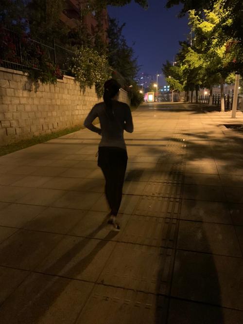 第一天夜跑,女陪练摇摆的大屁股很性感