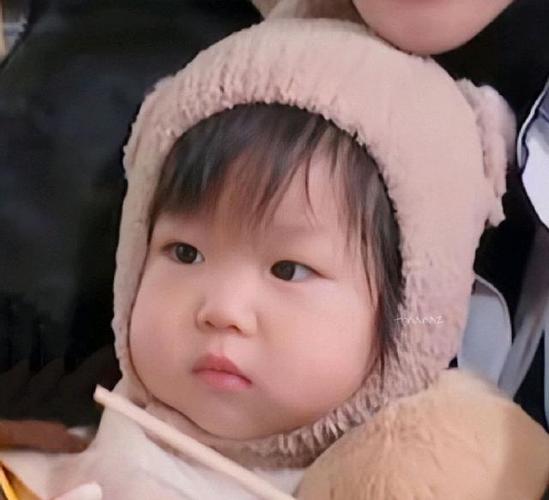 《我的小尾巴》人类幼崽的故事:十八个月的心儿给哥哥