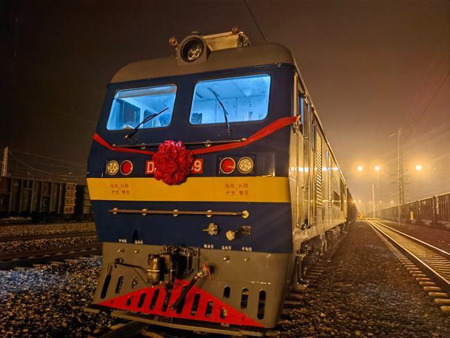 新购东风8b内燃机车于黄万铁路上线运行