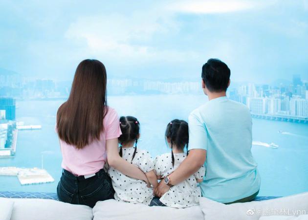 4周年,牵挂着你!"照片中,两个女儿坐在中间,熊黛林和郭可颂坐