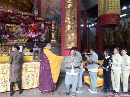玉泉寺大雄宝殿供奉有檀香木雕释迦牟尼佛座像,高26.