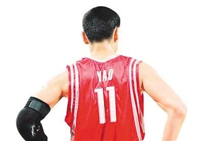     当地时间2月3日,在一片欢呼声中,姚明的11号球衣